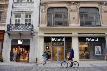Где находится Apple Store в Праге?